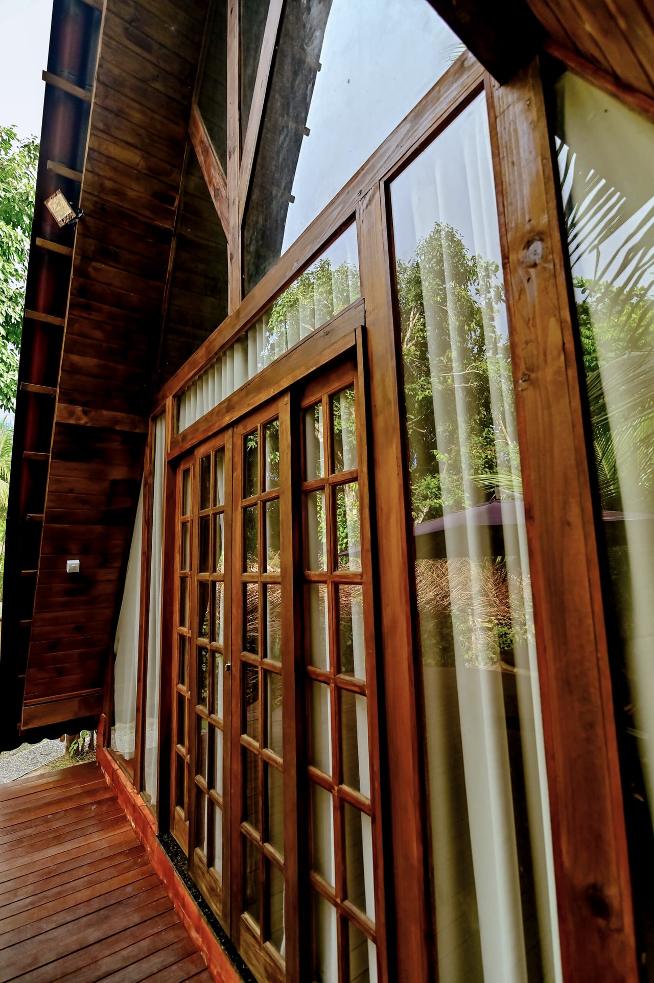 A lateral da cabana, com as portas de vidro abertas