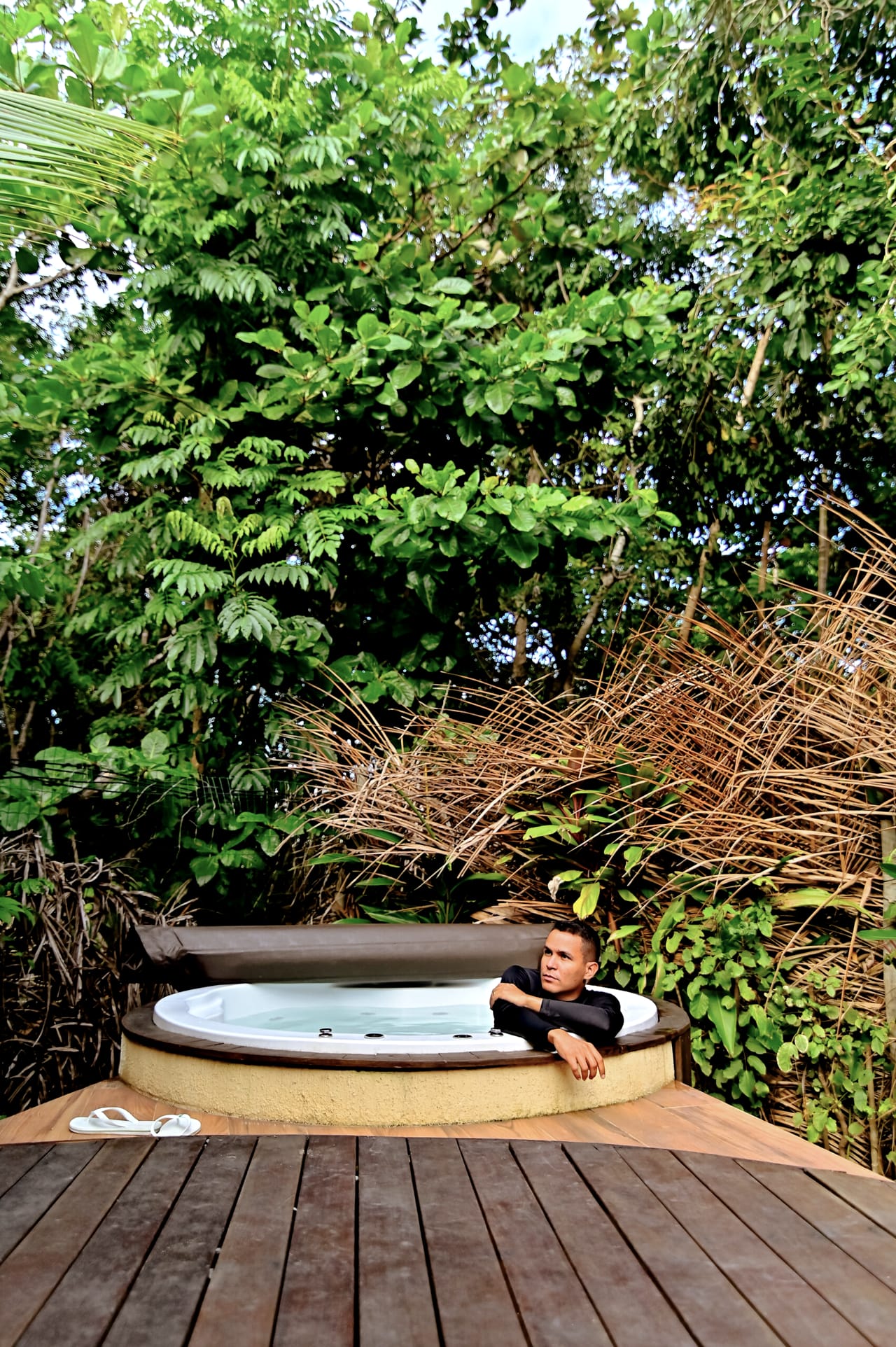 Jacuzzi ao ar livre cercada de vegetação