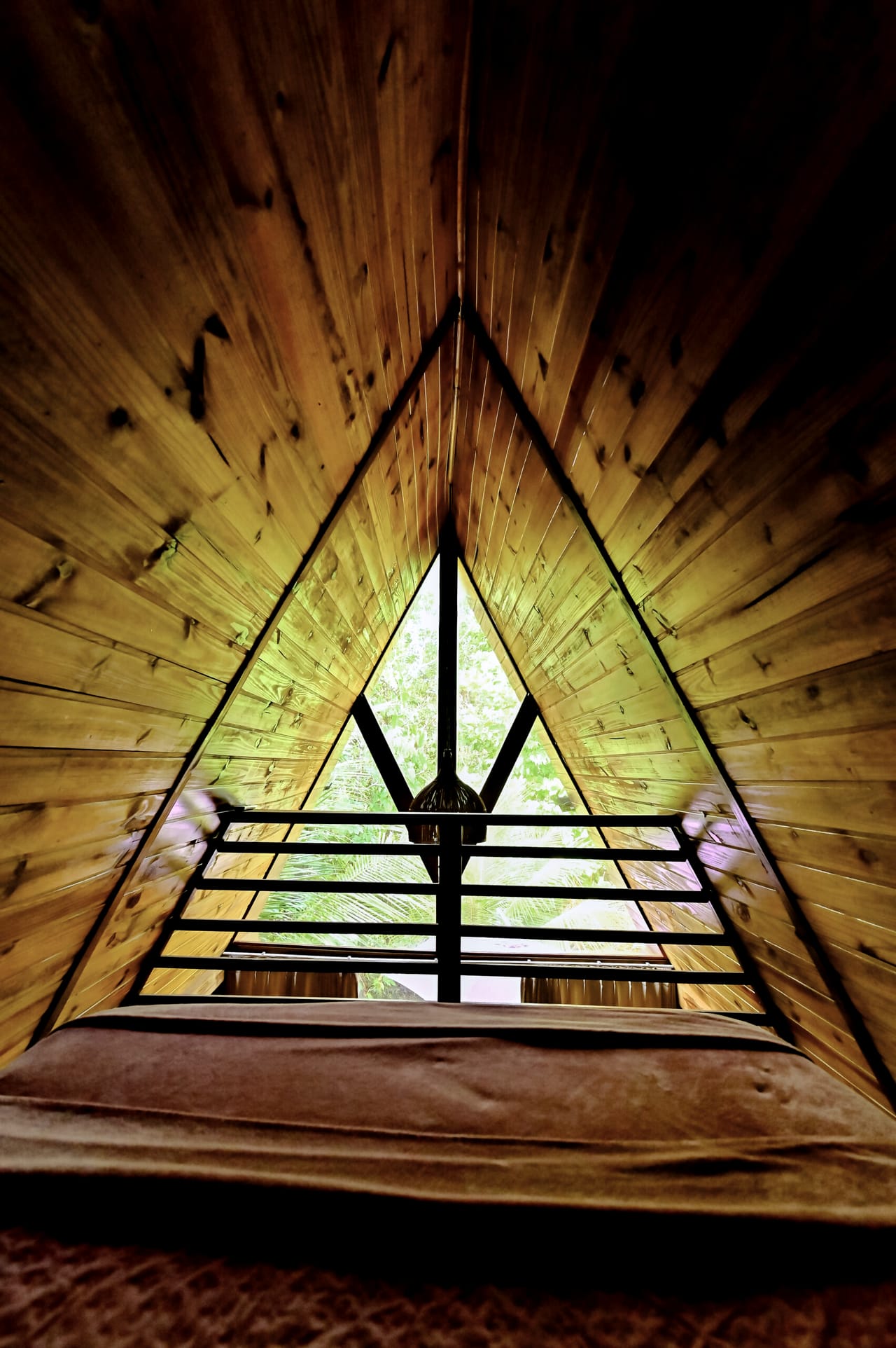 O mezanino visto de baixo, com a janela triangular ao fundo