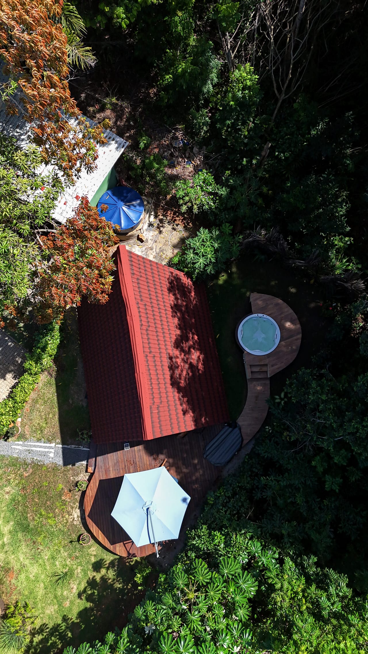 O terreno visto de cima, com o telhado das cabanas e a jacuzzi